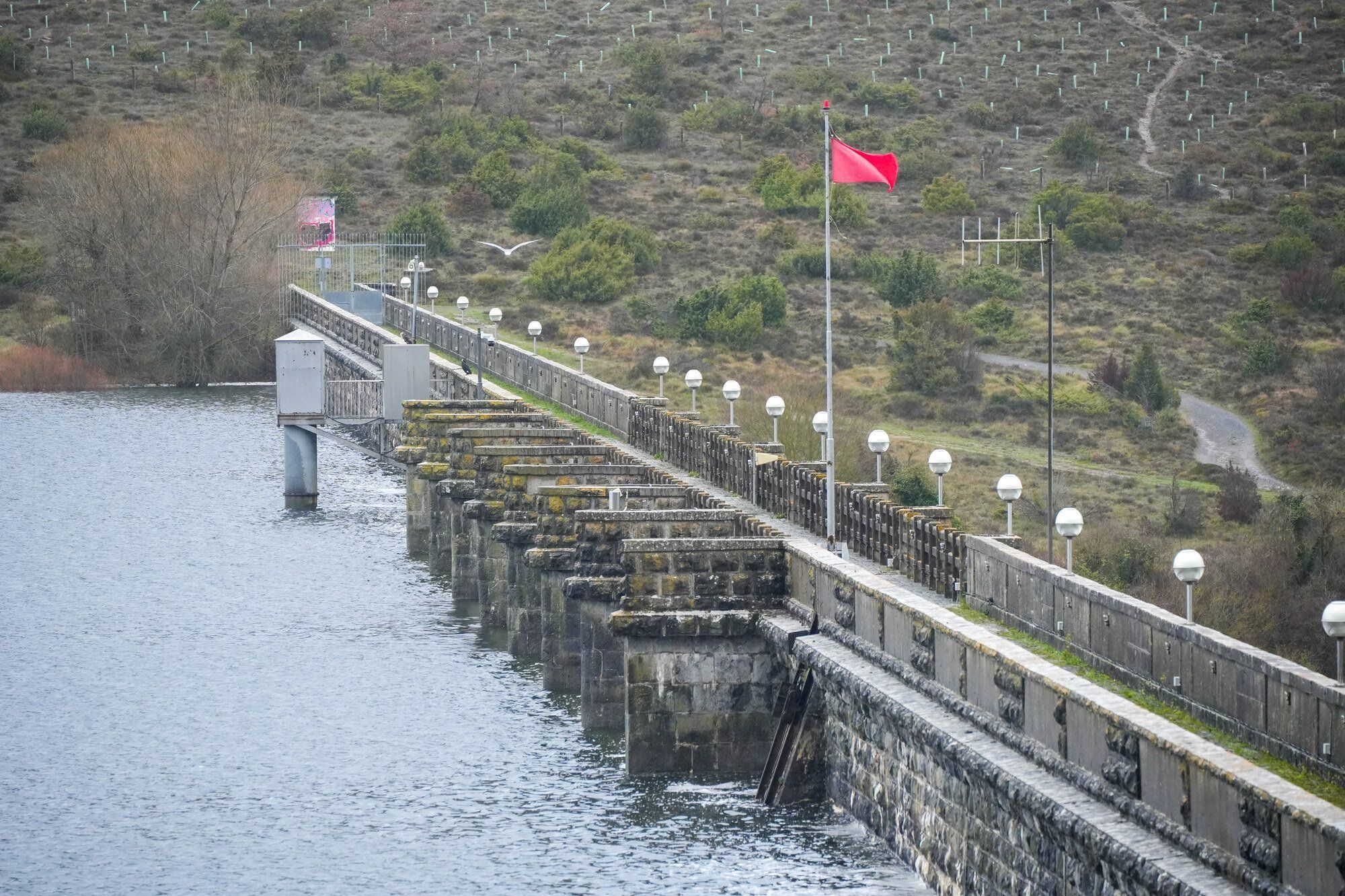 Desembalse en el pantano de Ullibarri-Gamboa