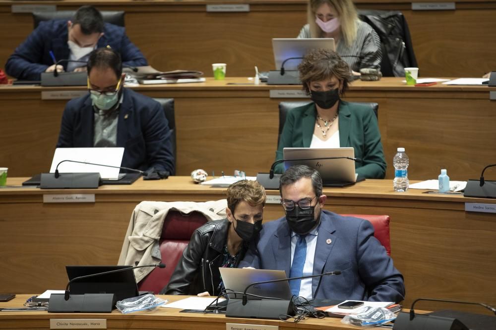 Imágenes del pleno del Parlamento de Navarra este jueves