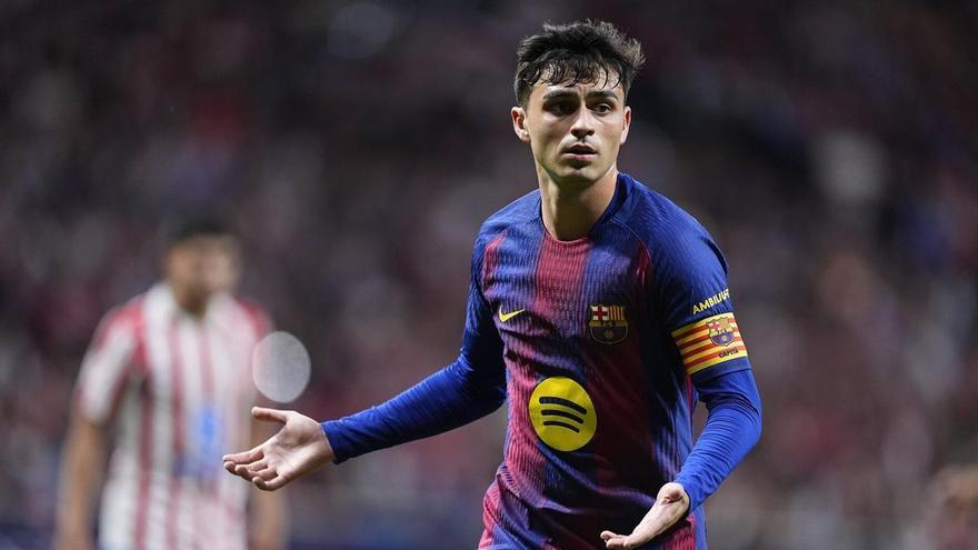 El jugador del Barça Pedri confunde a un calvo con el balón de fútbol