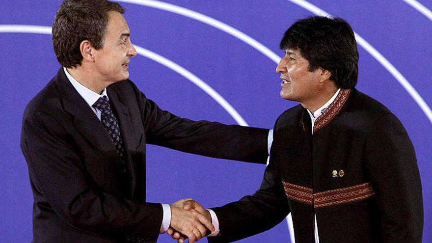 El presidente del Gobierno español, José Luis Rodríguez Zapatero (i), saluda el presidente de Bolivia, Evo Morales, a su llegada al Recinto Ferial Juan Carlos I, donde se celebra la VI Cumbre de Jefes de Estado y de Gobierno de la Unón Europea, América La
