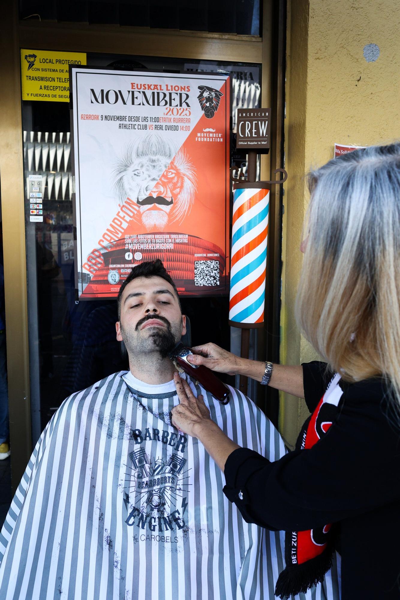 En imágenes: el bar Campeones de Bilbao se transforma en barbería y se une al movimiento solidario Movember