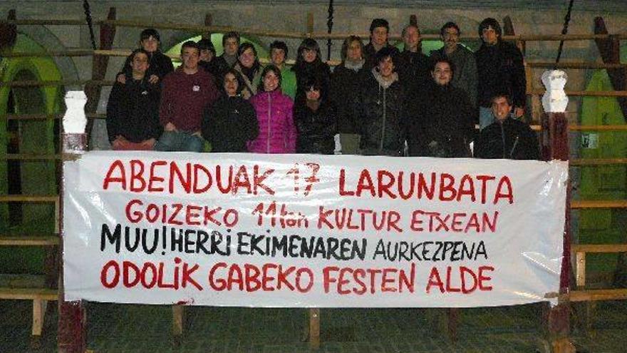 Miembros de Muu!, en Zestoa, con el cartel que anuncia su presentación de hoy.