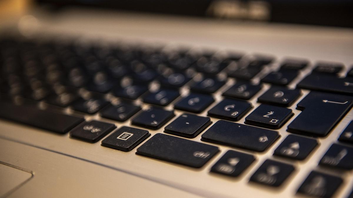 Imagen del teclado de un ordenador portátil.