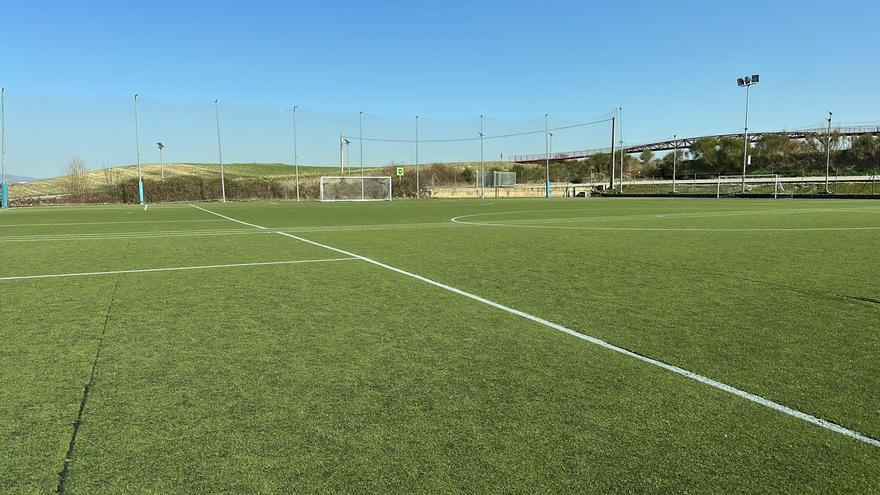 Vitoria-Gasteiz refuerza el cuidado de sus campos y pistas de hierba artificial