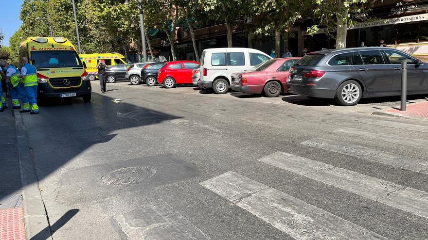 Un coche da marcha atrás y atropella a una embarazada de ocho meses en Murcia