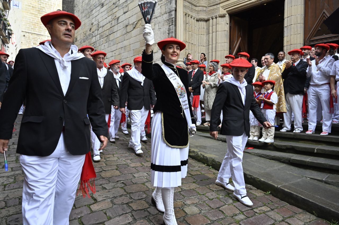 El Alarde desfila por las calles de Hondarribia