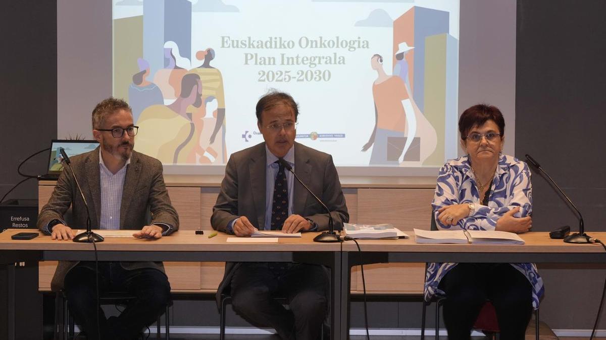 El consejero de Salud del Gobierno vasco, Alberto Martínez, durante la presentación del Plan Oncológico Integral 2025-2030 entre el viceconsejero de Salud, Gontzal Tamayo, y la directora general de Osakidetza, Lore Bilbao.