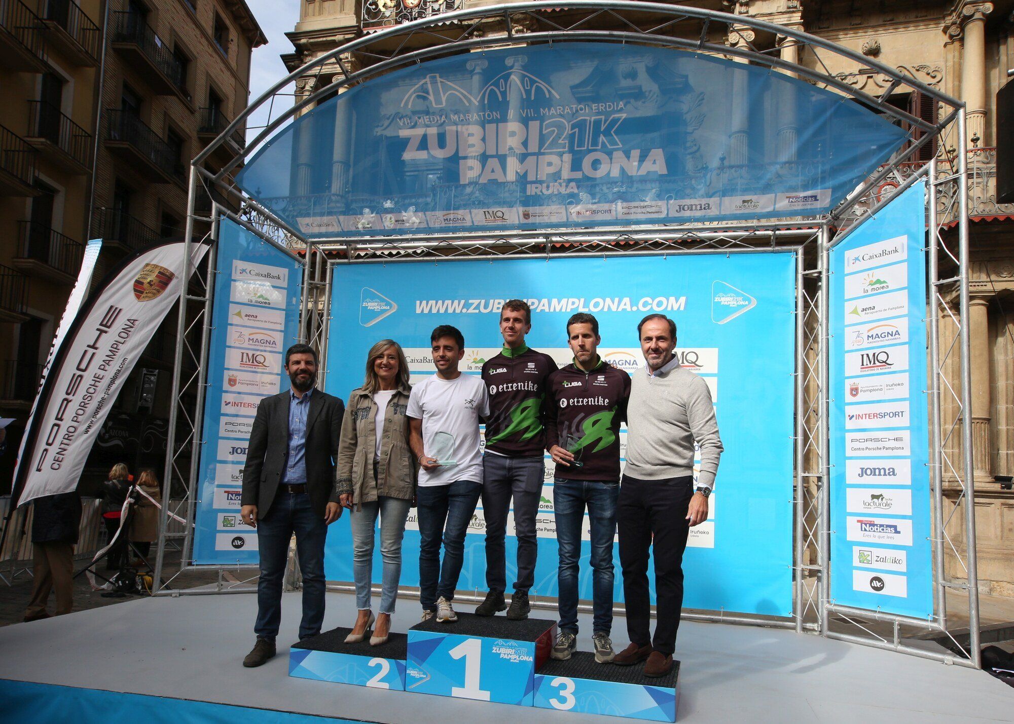 Mejores imágenes del podio de la Zubiri-Pamplona