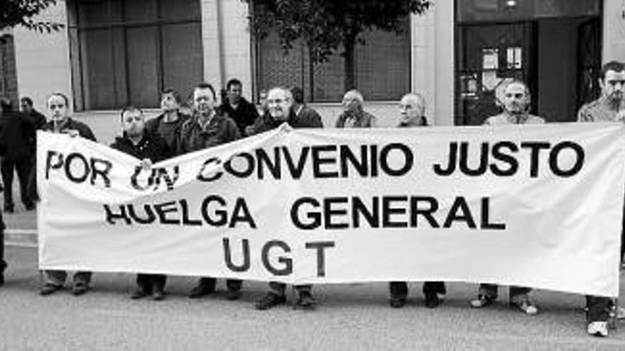 Trabajadores de Tenerías Omega, ayer en Estella-Lizarra.