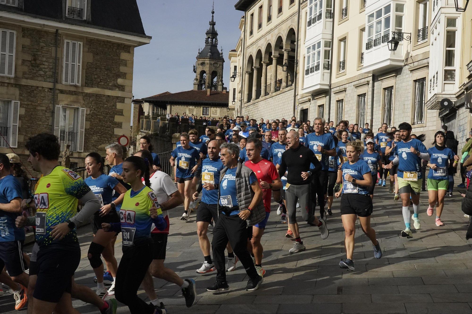 En imágenes: Miles de personas conquistan la Almendra de Gasteiz