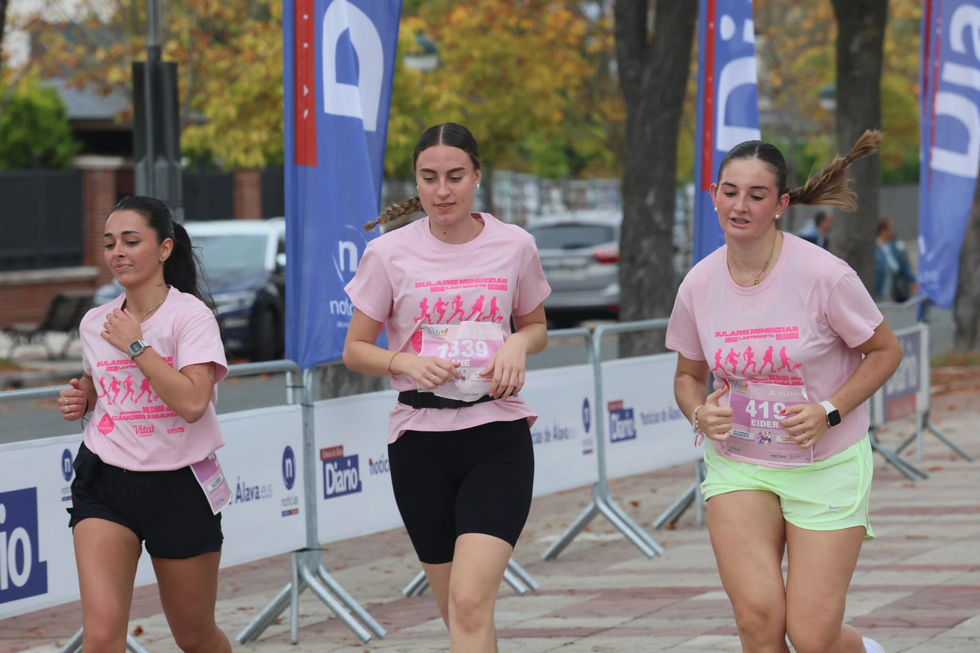 En imágenes: Vitoria se vuelca con la VI Carrera Solidaria contra el Cáncer de Mama