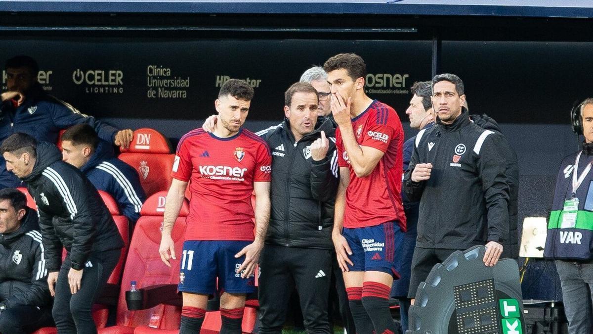 Arrasate, dando instrucciones a Barja y Torró en el partido del sábado.