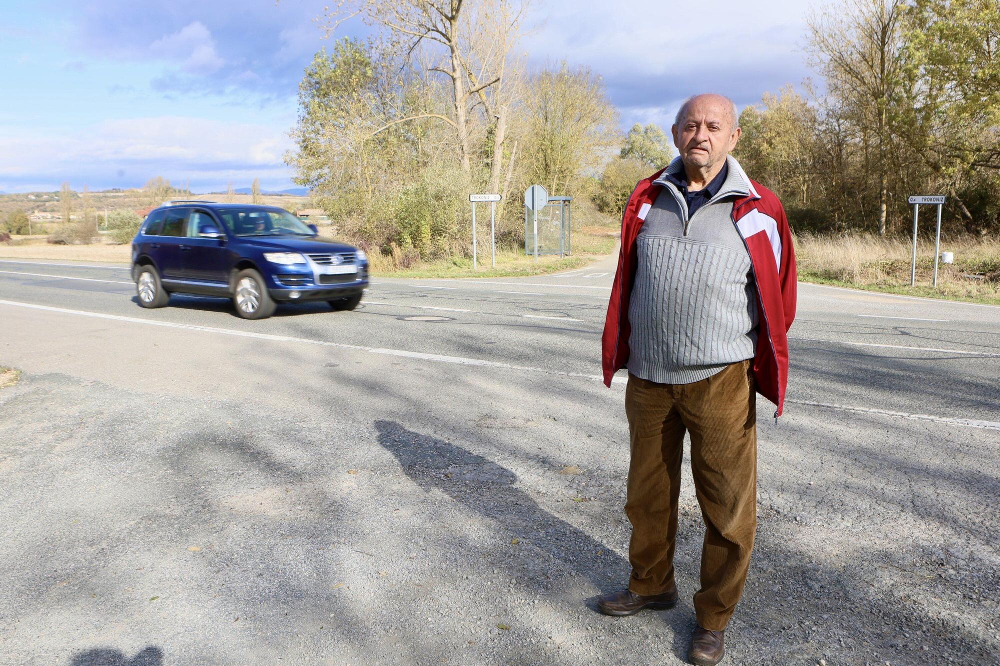 Manolo, al otro lado de la carretera A-132.