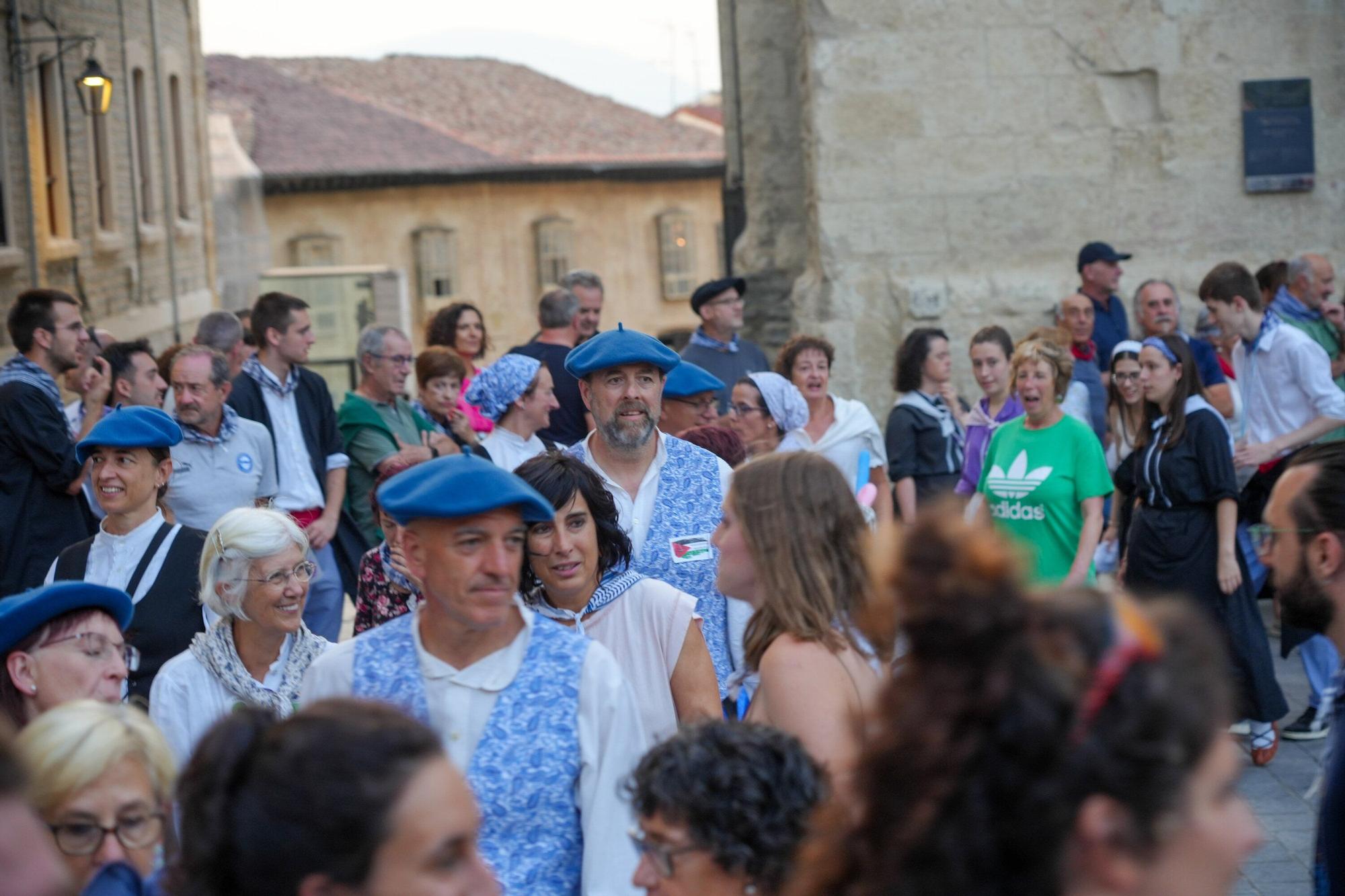 En imágenes: Larrain Dantza y Txulalai en la plaza de Santa María