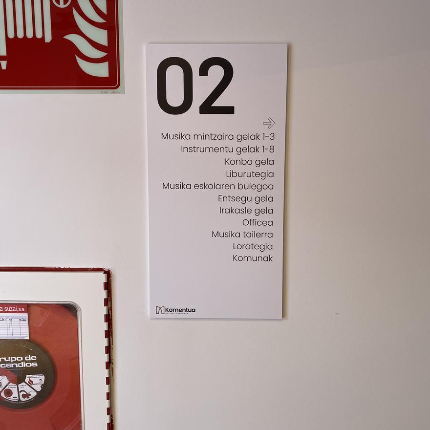 Imágenes de la inauguración de la nueva Casa de Cultura de Zumaia, con detalles del patrimonio conservado y la participación de la gente que acudió a la inauguración.