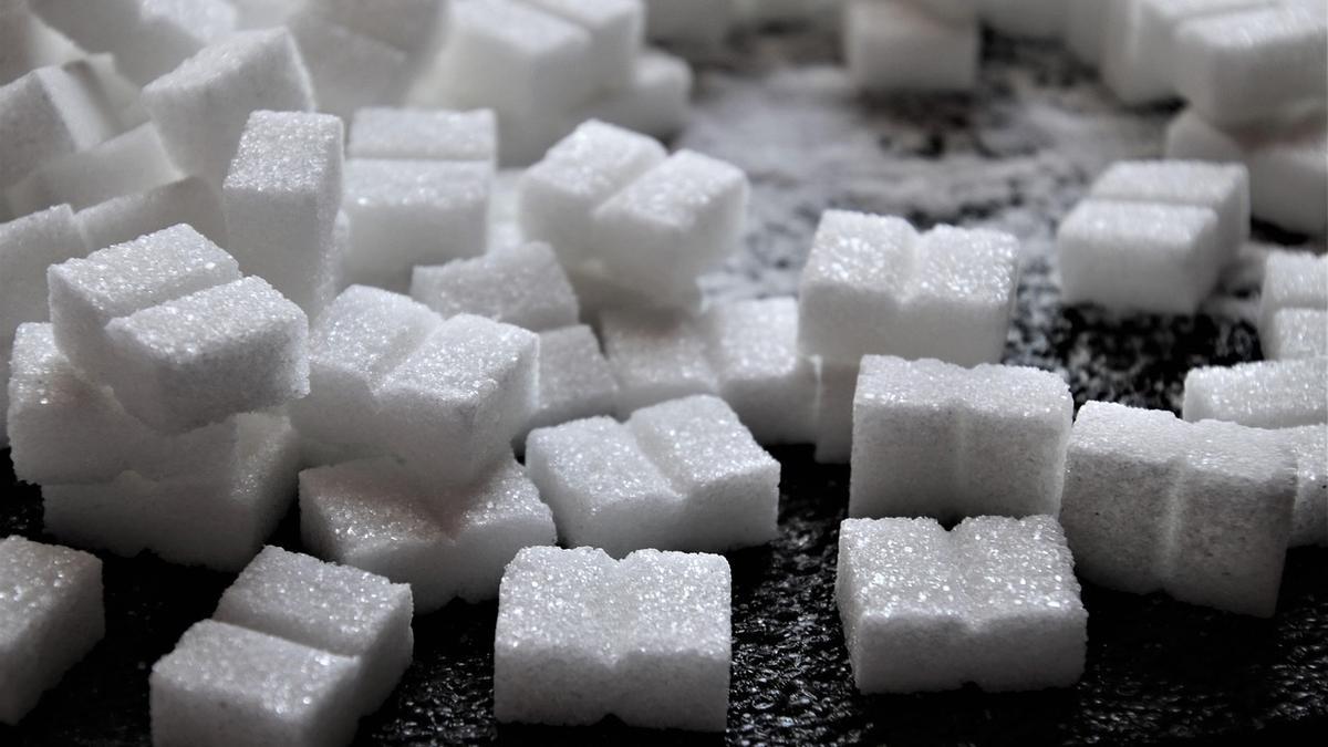 Controlar los picos de azúcar en sangre ayuda a mantener el colesterol en rangos más saludables.
