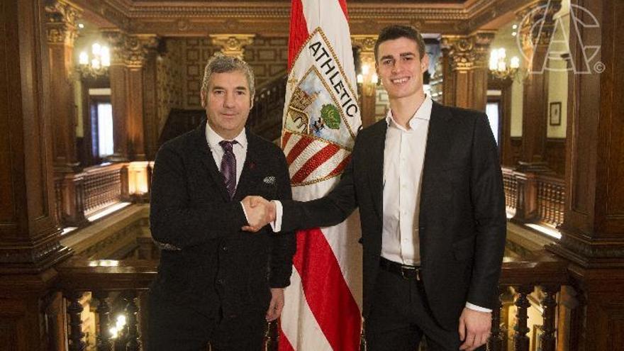 Josu Urrutia, presidente del Athletic, con Kepa Arrizabalaga en el palacio de Ibaigane.