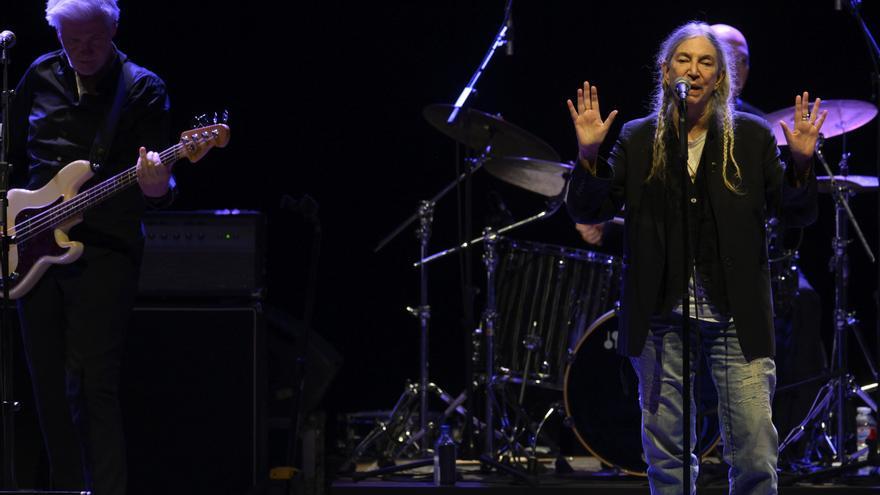 Sorpresa coral a Patti Smith en Oviedo: miles de personas cantan 'People Have the Power'