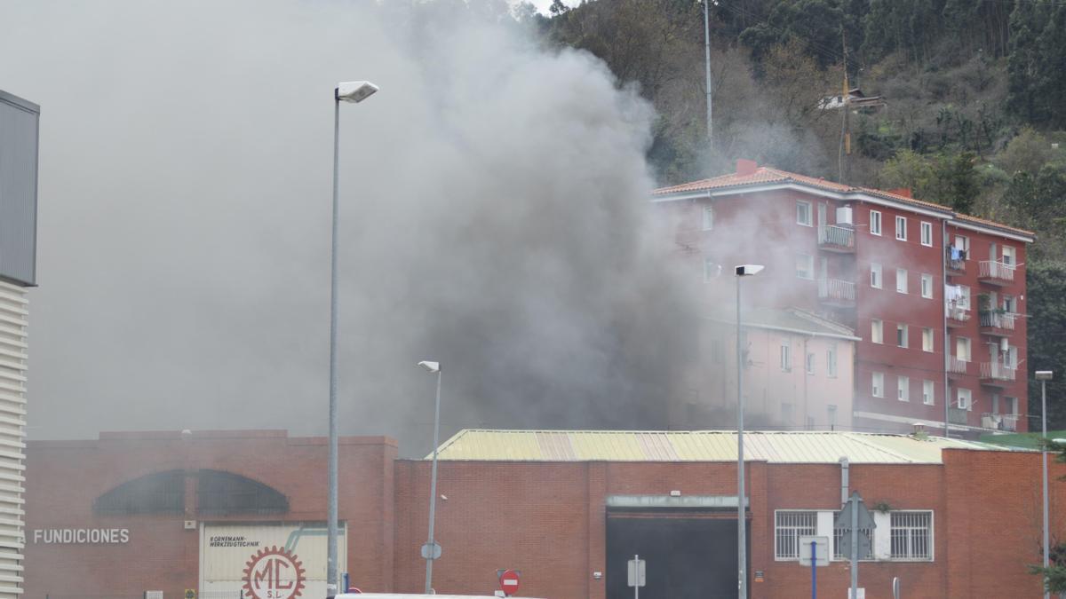 Humareda generada en Barakaldo tras el incendio en una empresa.