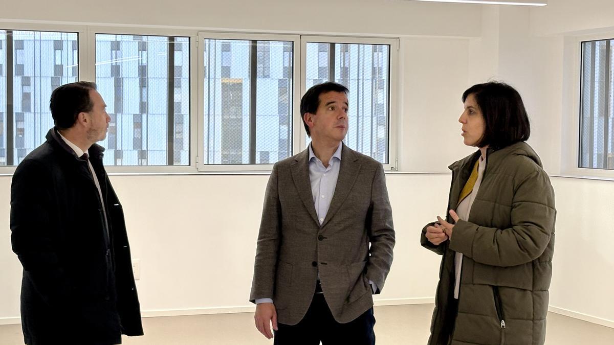 Mikel Irujo, Ramón Gonzalo y Uxue Itoiz en las obras de Hirugarrena.