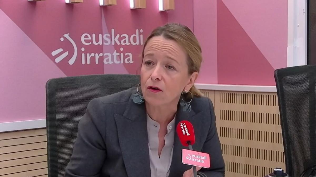 Eider Mendoza, durante su entrevista con Euskadi Irratia