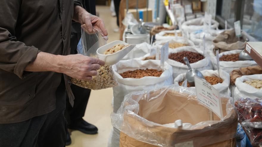 El comercio minorista modera el avance de sus ventas al 2% en febrero pero suma 20 meses de alzas