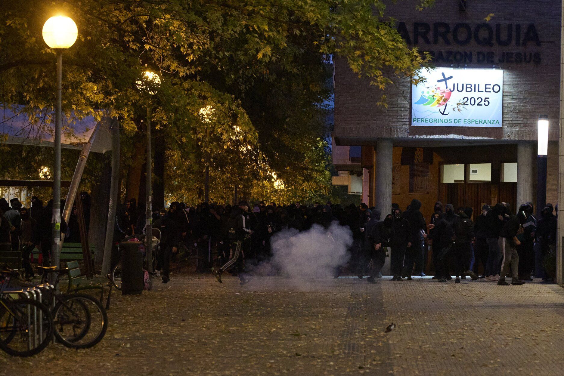 En imágenes | Altercados en la Universidad de Navarra tras la suspensión de un acto de Vito Quiles