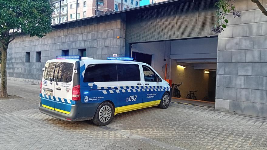 La Policía Municipal consigue disuadir a un hombre colgado del alfeizar de una ventana en La Milagrosa