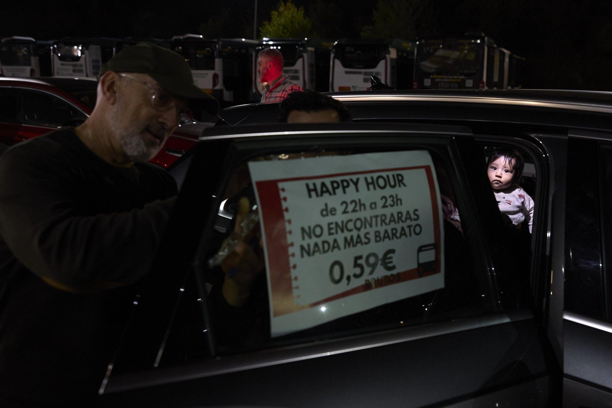 Caravana de coches de trabajadores de villavesas que exigen desatascar la negociación del convenio