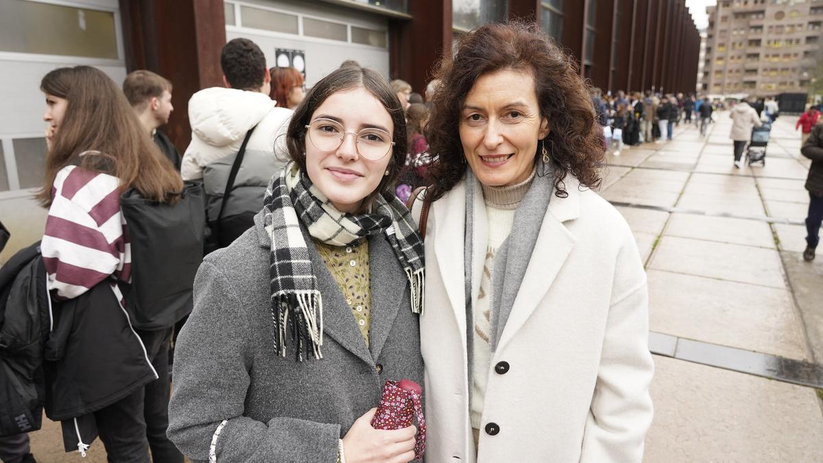 Sofía con su ama Yolanda, en la cola para la firma de Iñigo Etxezarreta.