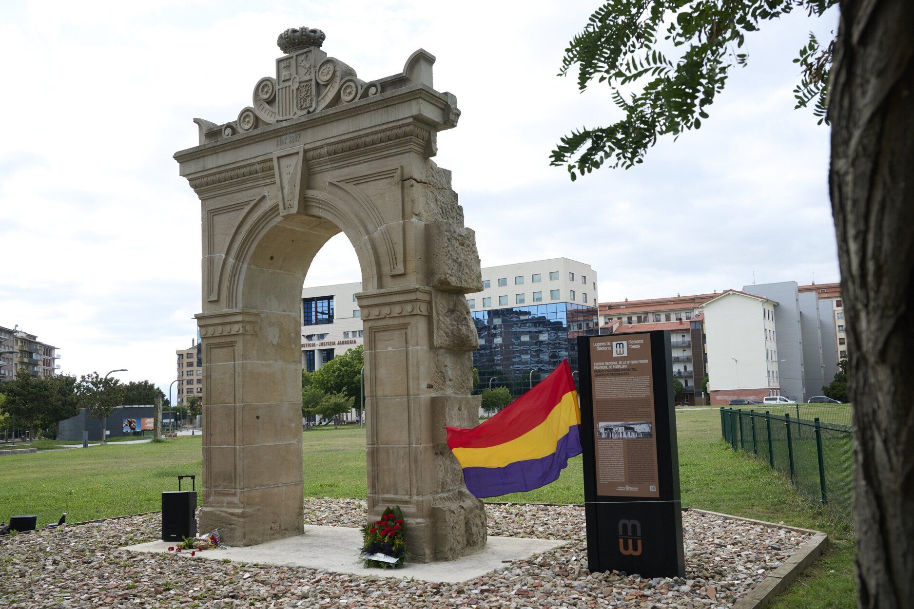 Fotos del homenaje en la vieja cárcel de Pamplona por el 89 aniversario de la matanza de Valcaldera