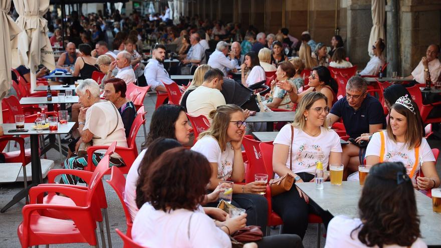 Terrazas que pasan límites en Pamplona: 600 euros de sanción por una jardinera y 3.000, por una conexión eléctrica