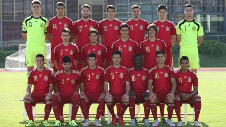Antonio Sivera, a la derecha, y Unai Simón, a la izquierda, con el resto de seleccionados por España para el Europeo sub-19 de 2015.