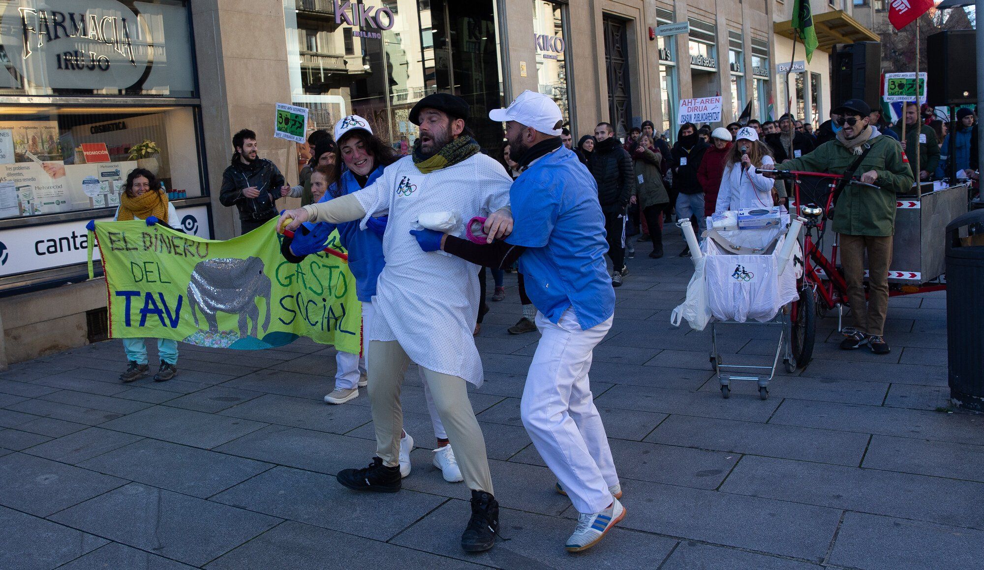 Manifestación en Pamplona contra el TAV y por un tren social