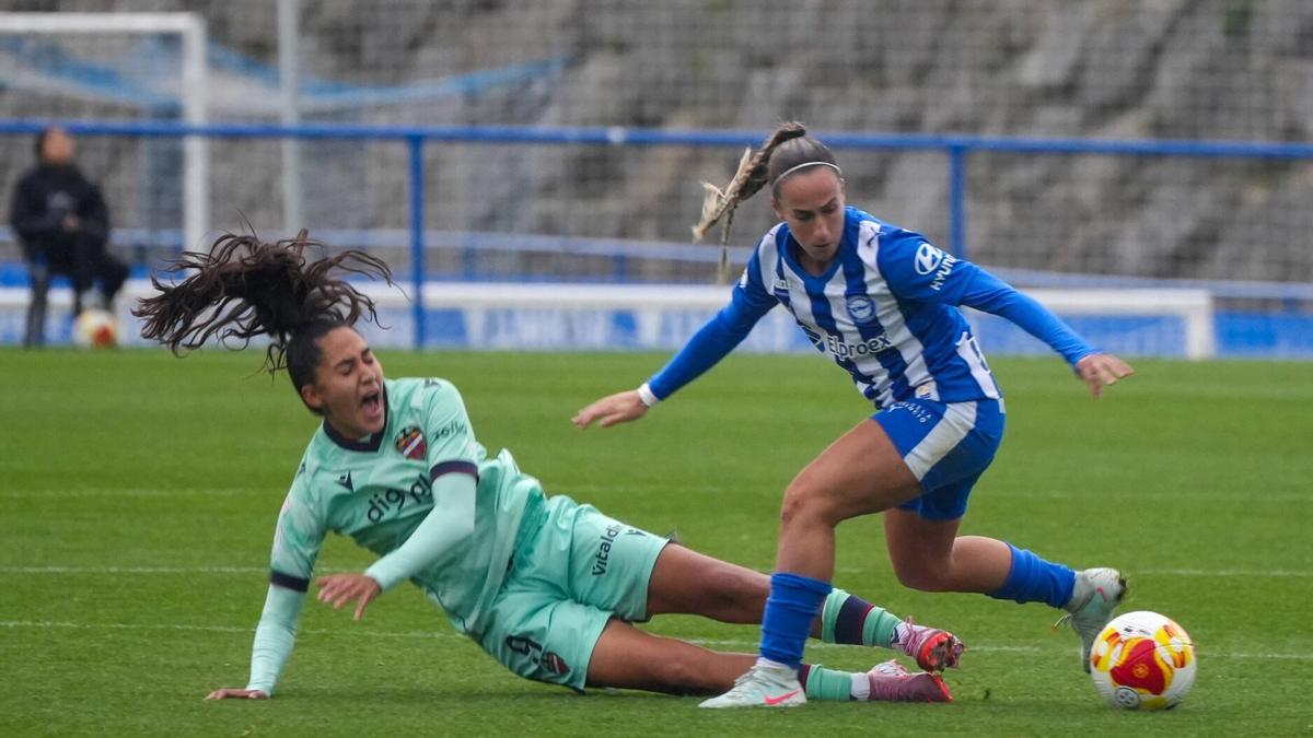 Laura Navajas disputa un balón durante el encuentro.