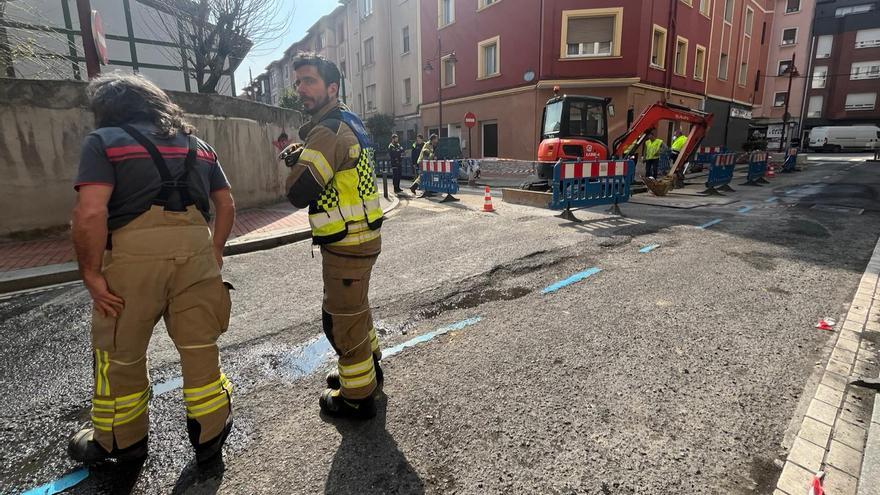 El golpe de una excavadora provoca una fuga de gas en Barakaldo