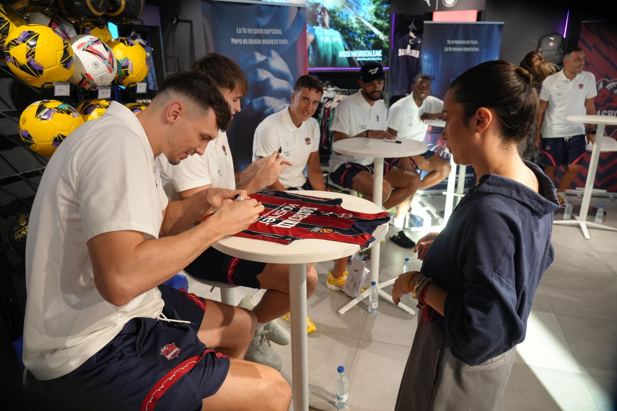 En imágenes: El Baskonia se da un baño de masas en la firma de autógrafos