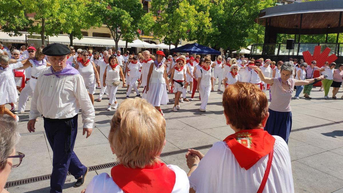 El Taller de Danza Popular de Tierra Estella-Lizarraldeko Herri Dantzen Tailerra puso en marcha una mañana de diferentes coreografías en la plaza de los Fueros