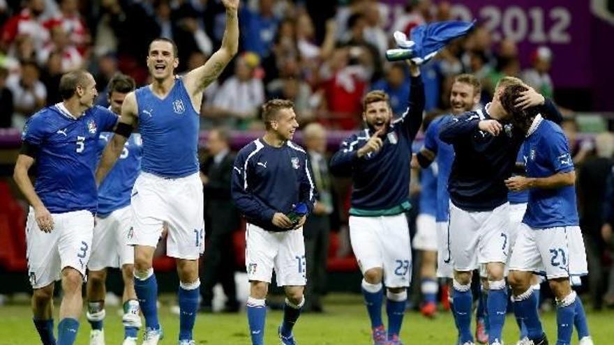 Jugadores de Italia celebran la victoria de su equipo ante Alemania.