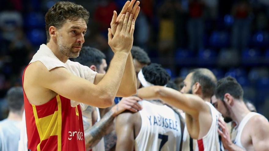 Pau Gasol celebra la victoria ante Francia tras el partido amistoso entre ambas selecciones.