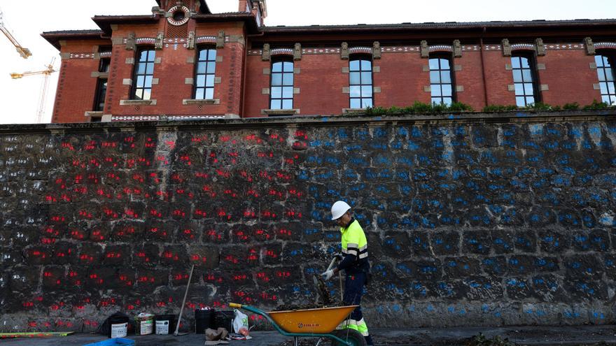 Numeran una a una las piedras del muro de Basurto para desmontarlo y reconstruirlo tras las obras