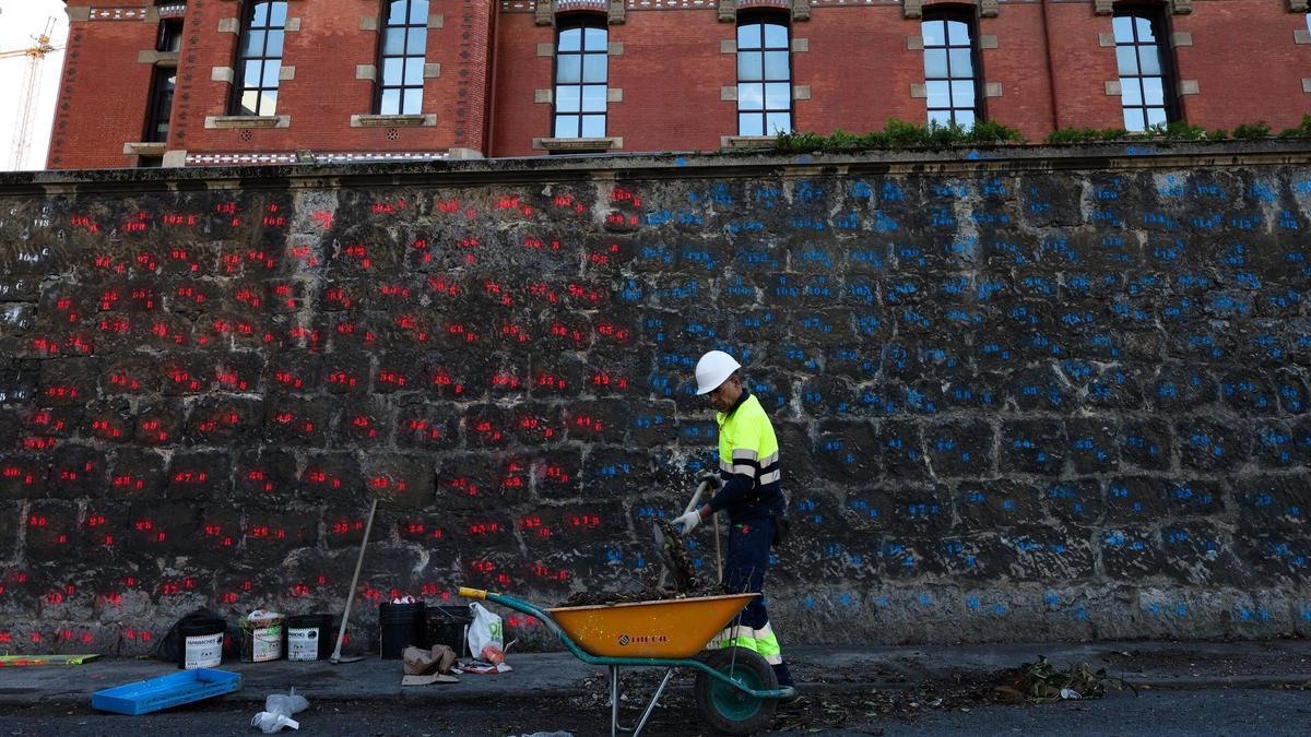 Enumeran una a una las piedras del muro de Basurto para desmontarlo y reconstruirlo tras las obras
