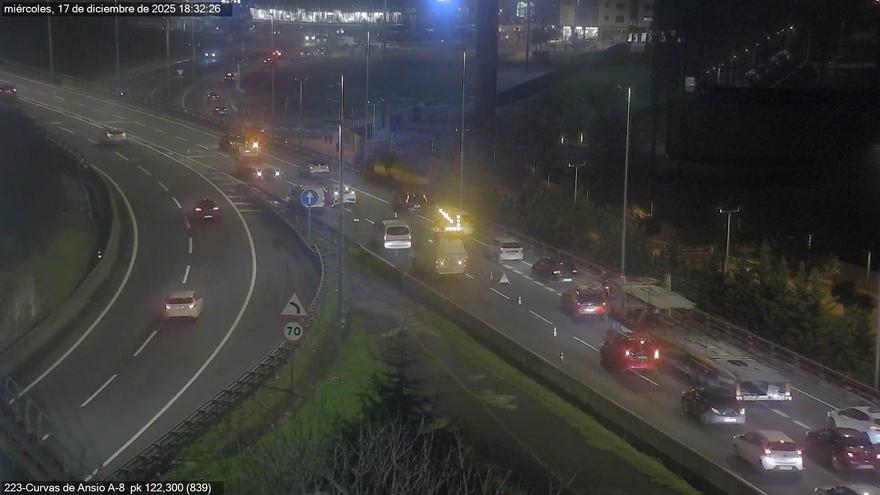 Retenciones kilométricas en Rontegi por un accidente de tráfico