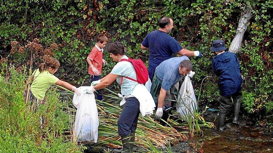 Legazpiarras limpiando el río, en una edición anterior. Foto: N.G.