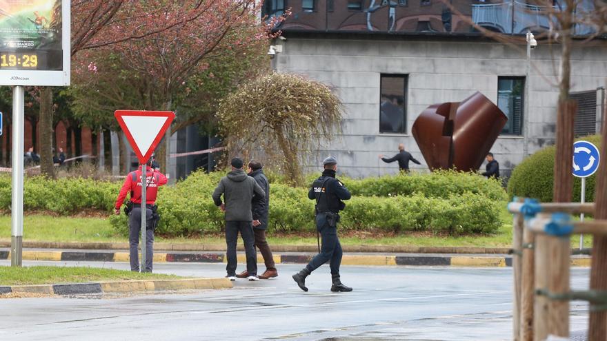 Fotos del dispositivo desplegado en el Palacio de Justicia de Navarra por la presencia de una maleta sospechosa