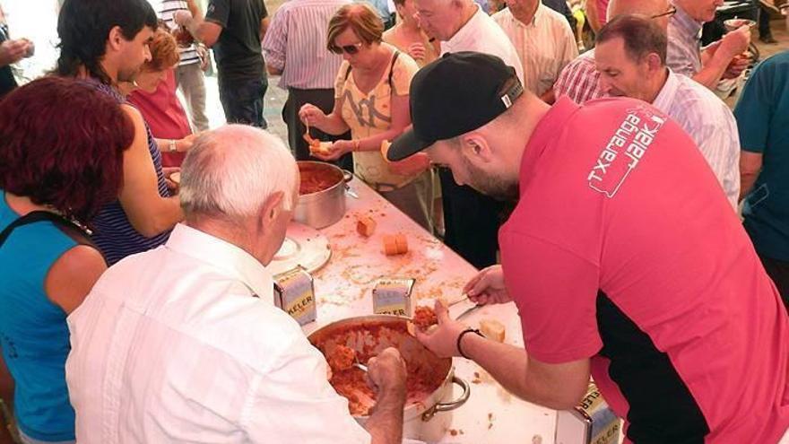 A la vuelta de la ermita, ayer no faltó un buen ‘aate’ con ajoarriero.