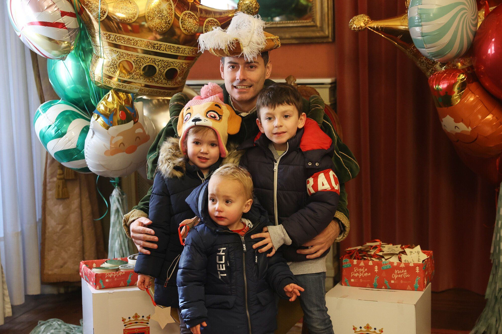 Cientos de jóvenes de Pamplona entregan sus cartas a los pajes de los Reyes Magos