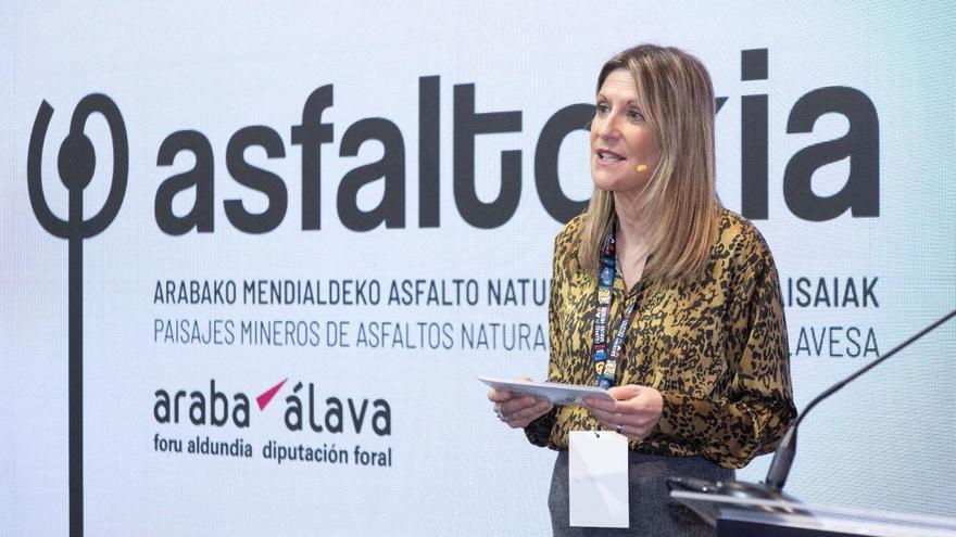 Asfaltokia Arabako Mendialdeko asfalto naturalen interpretazio zentroak lurraldeko meatze paisaien balioa nabarmendu du Fiturren