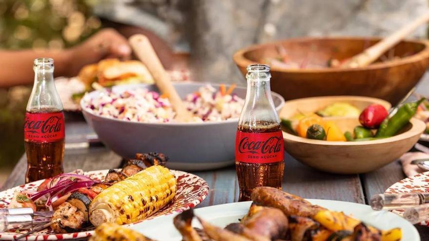 Ni engorda ni sube la insulina: el nutricionista Adrián Muria desmonta los mitos de la Coca-Cola Zero con una prueba de azúcar