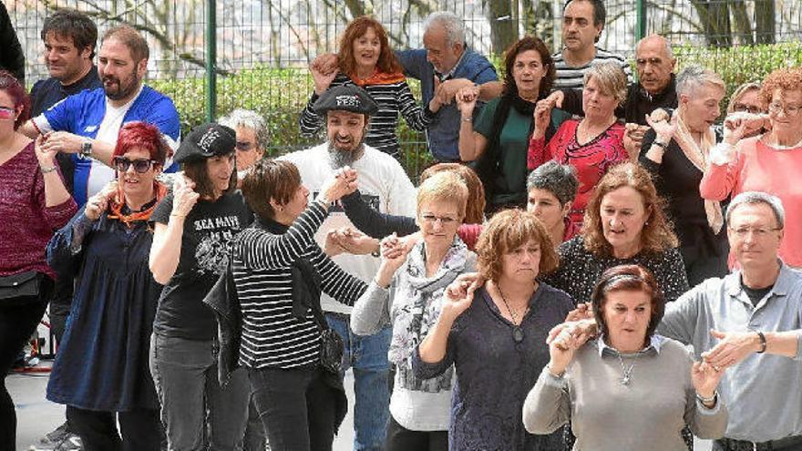 En el marco del festival, Artxanda acogió ayer una romería amenizada por Aiko Taldea.